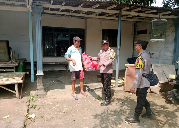 Polsek Ranuyoso Bagikan Bendera Merah Putih Sambut HUT Ke-81 Kemerdekaan Republik Indonesia