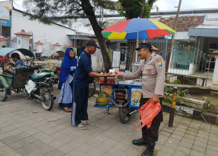 Polsek Bojonegoro Kota Bagikan Nasi Bungkus Gratis ke Abang Becak hingga Pedagang Kaki Lima