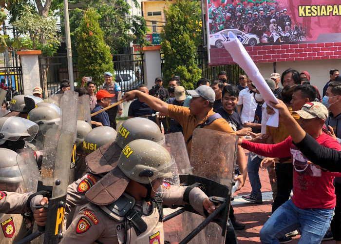 Massa Bentrok di Mapolres Gresik, Ini Tindakan Polisi