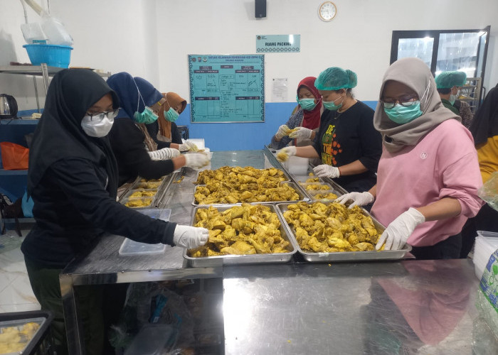 Sambut Libur Lebaran, SPPG 3 Polres Madiun Bagikan 1.900 Paket Menu Spesial MBG