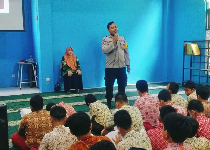 Polsek Karangpilang Binluh Siswa Baru SMPN 24 Surabaya saat MPLS