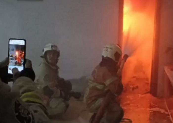 Kebakaran Gudang Rumah di Manyar Tirtoasri, 12 Unit Tempur Diterjunkan