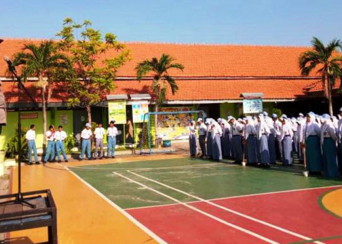 Bhabinkamtibmas Lakarsantri Sambangi SMKN 13 Surabaya untuk Cegah Siswa Ikut Aksi Anarkis