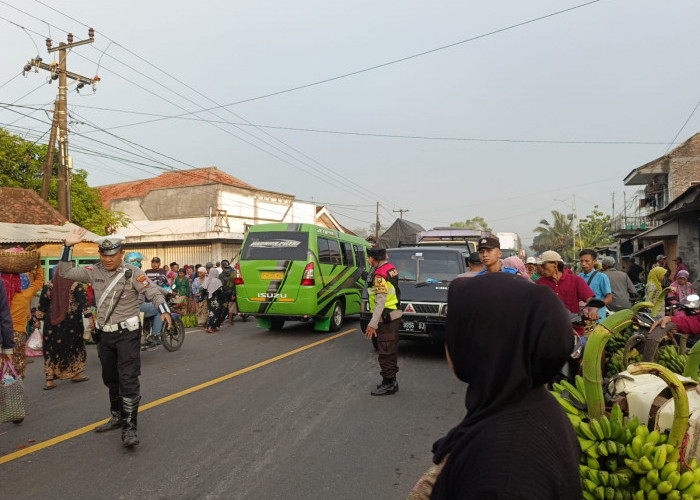 Polsek Ranuyoso Lancarkan Lalu Lintas di Pasar Gedang