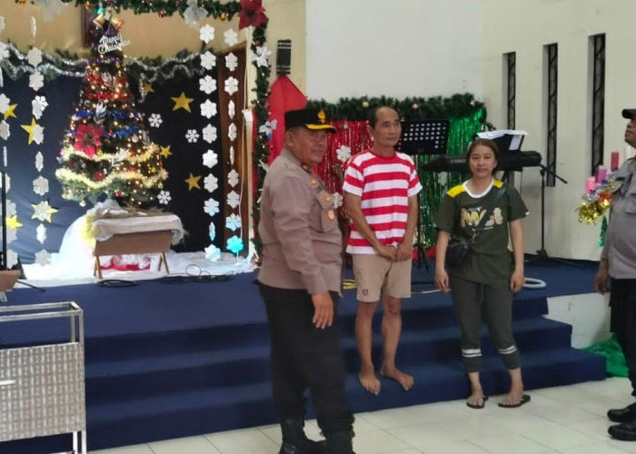 Pastikan Ibadah Natal Aman, Kapolsek Simokerto Pimpin Langsung Patroli di GKA Gloria