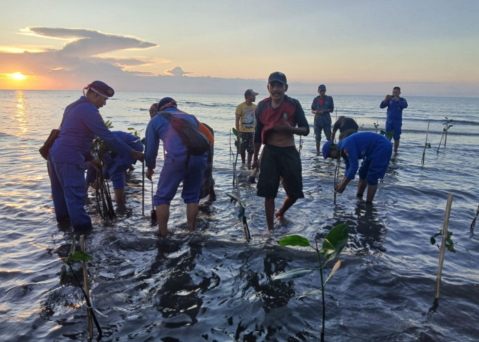 Aksi Peduli Lingkungan, Polres Situbondo Tanam 3.000 Mangrove 