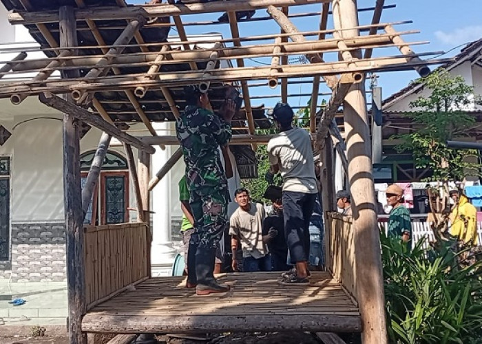 Babinsa dan Warga Karanganom Renovasi Pos Kamling Perkuat Gotong Royong