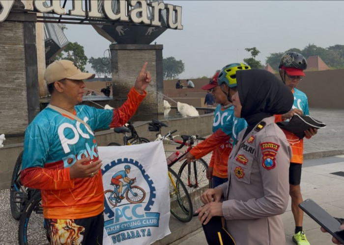 Aksi Humanis Polwan Polresta Sidoarjo Amankan Kegiatan Car Free Day di Alun Alun