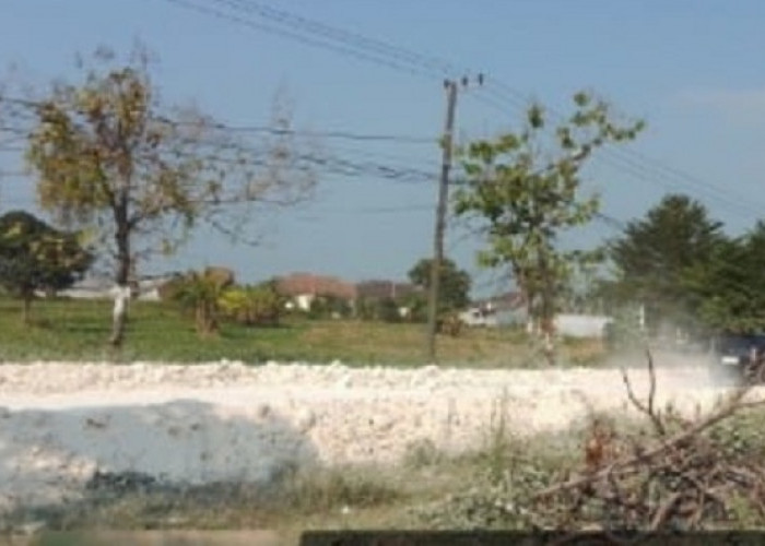Debu Proyek Rekonstruksi Jalan Tikung-Sumberkerep di Lamongan Dikeluhkan Warga