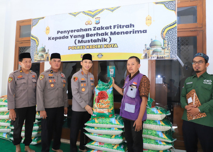 Tingkatkan Kepedulian Sosial, Kapolres Kediri Kota Salurkan Zakat Fitrah