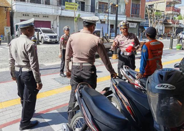 Satlantas Polres Kediri Kota Berikan Imbauan Parkir di Jalan Stasiun