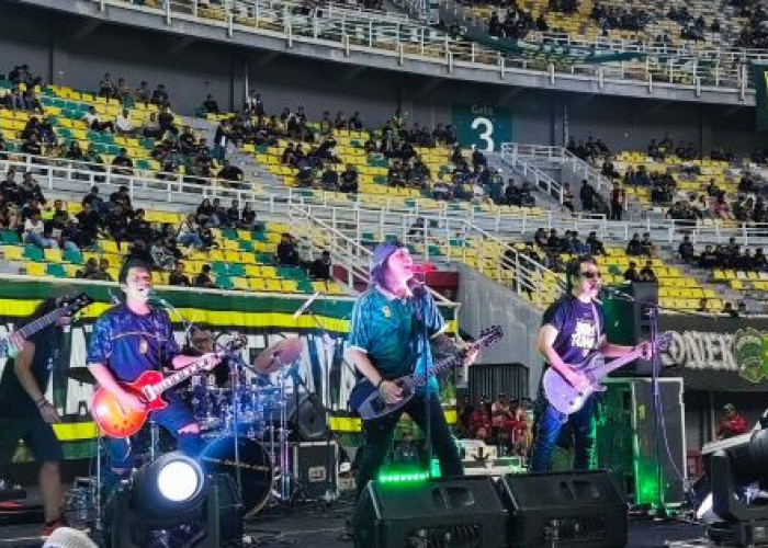 Penampilan Enerjik Roy Jeconiah Warnai Launching Tim Persebaya di Stadion GBT Surabaya