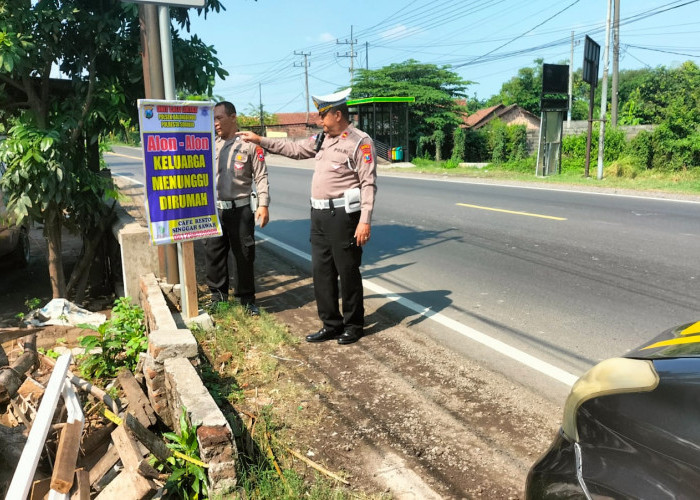 Polsek Balongbendo Pasang Imbauan Rawan Kecelakaan