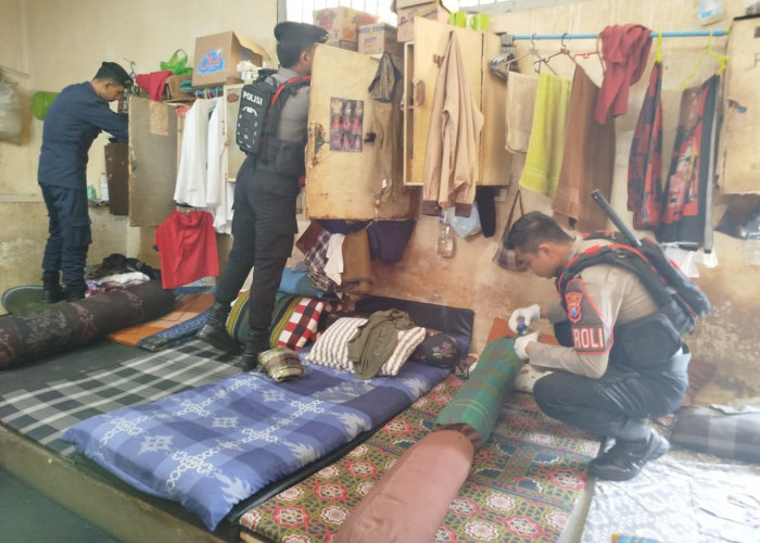 Wujudkan Zero Halinar, Lapas Jember Gandeng TNI-Polri Razia Blok Hunian dan Tes Urine Massal