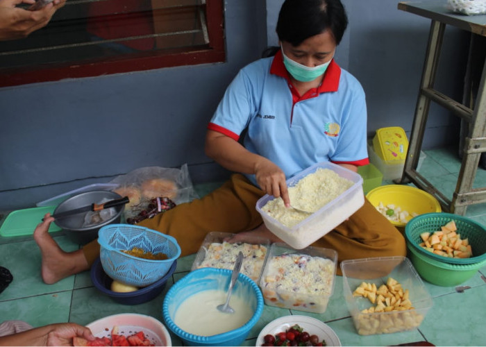 Kisah Produktif Warga Binaan Lapas Jember, Dari Mengait Benang hingga Meracik Salad Buah Bernilai Ekonomi