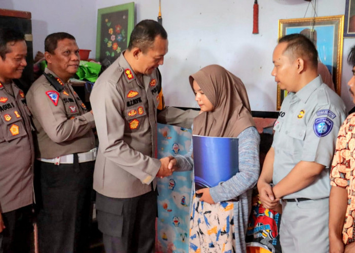 Kapolres Lumajang Takziah ke Rumah Korban Kecelakaan