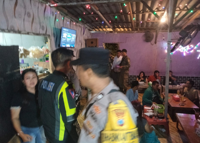 Miras Beredar di Pesisir Tambak Wedi, Polsek Kenjeran Amankan Belasan Botol dari Dua Kafe