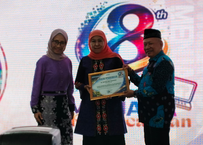HUT Ke-8 Memorandum Online, Gubernur Khofifah Dianugerahi Penghargaan Tokoh Perempuan Inspiratif