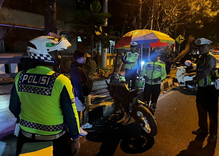Razia Kamtibmas, 218 Botol Miras dan 9 Motor Berknalpot Brong Diamankan Polres Lamongan