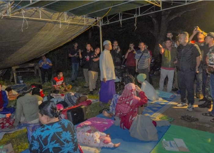 Tiba di Bawean, Bupati Gresik Beri Trauma Healing Korban Gempa Bumi
