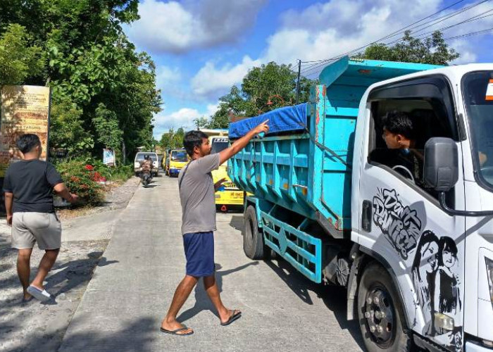 Warga Jenangan Ponorogo Sweeping Truk Tambang Bermuatan Berlebih