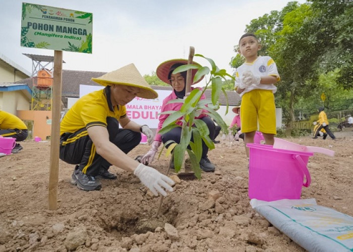 Tanam Pohon untuk Jaga Masa Depan, Aksi Nyata Polres Kediri Kota dan Bhayangkari