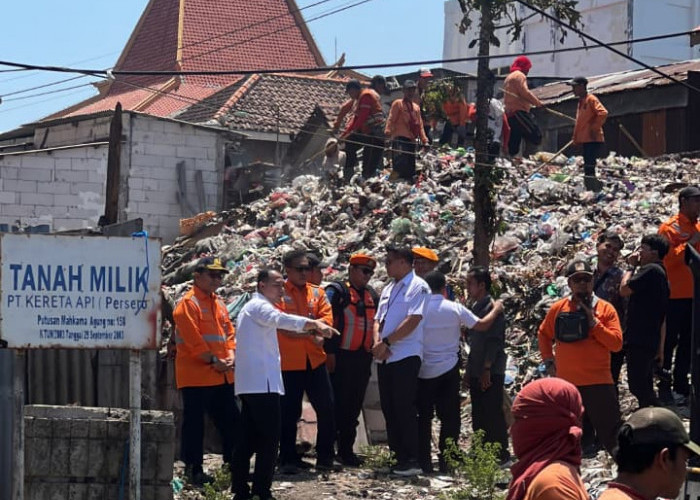 Terselubung Pagar Seng, Sampah 60 Ton di Belakang Pasar Turi Dikeruk