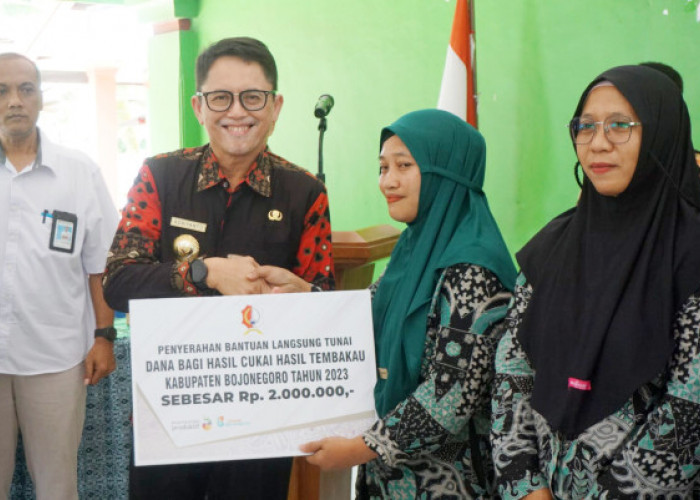 Pemkab Bojonegoro Salurkan BLT DBHCT dan Bansos Penanganan Kemiskinan Ekstrem di Padangan