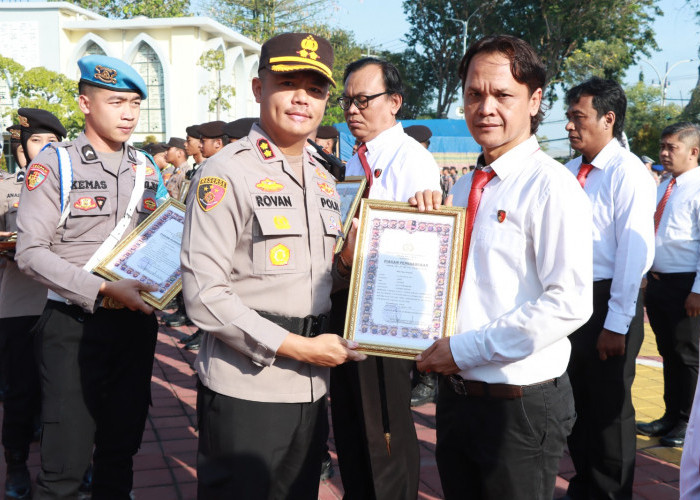 Kapolres Gresik Pimpin Upacara Kenaikan Pangkat Pengabdian dan Penghargaan Personel Berprestasi