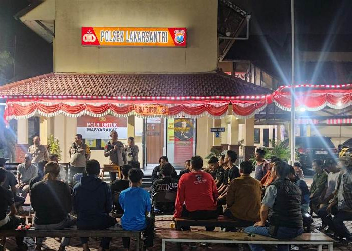 Sinergitas Kapolsek Lakarsantri dan Warga Jaga Kamtibmas di Surabaya