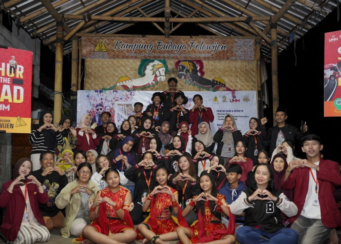 Padukan Tradisi dan Religi, SOTR UMM Hadirkan Penari Topeng Malangan di Kampung Polowijen