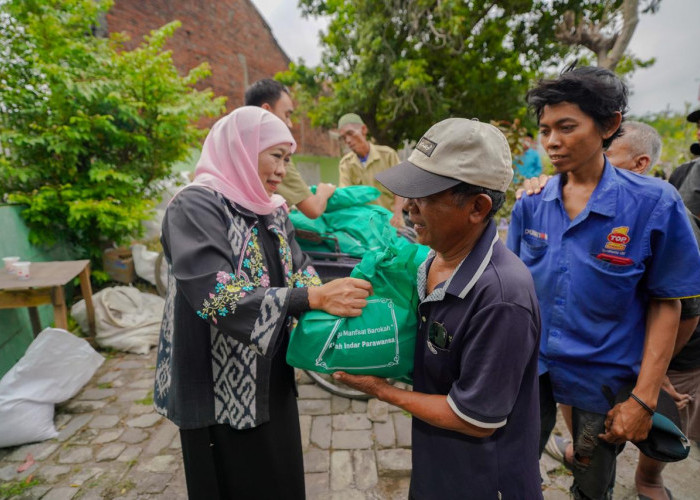 Jelang Pelantikan, Khofifah Ziarah ke Makam Suami dan Orang Tua Serta Berbagi Ratusan Paket Sembako pada Warga