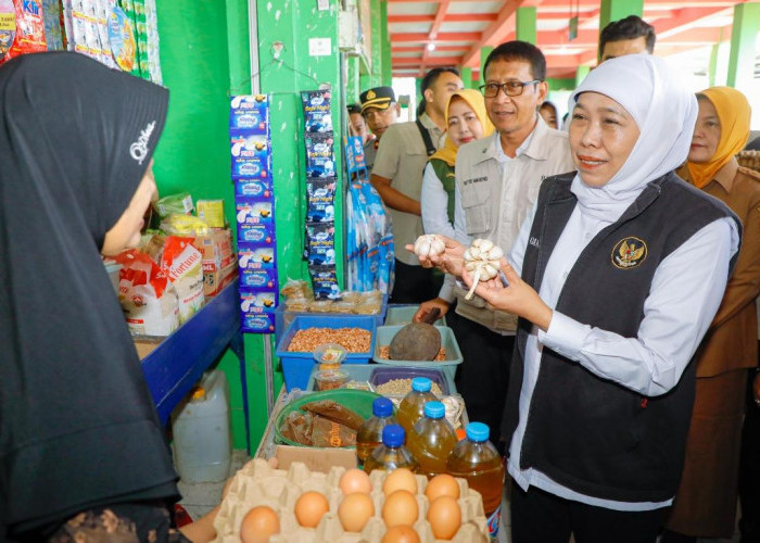 Dialog dengan Pedagang Pasar Banjarejo Bojonegoro, Khofifah Pastikan Harga Stabil dan Stok Aman