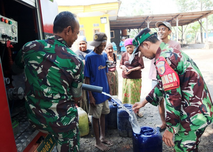 Kodim 0821 Lumajang Salurkan Bantuan Air Bersih untuk Warga Terdampak Kekeringan