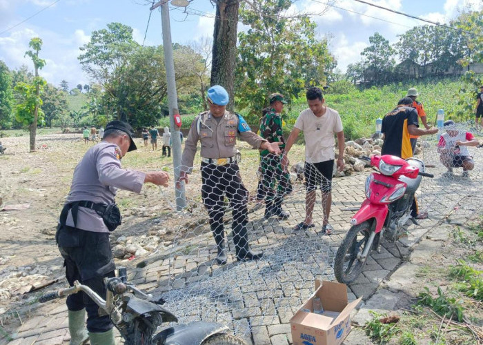 Banjir Akibat Luapan Sungai Sekar, Warga dan Aparat Pasang Bronjong Cegah Longsor