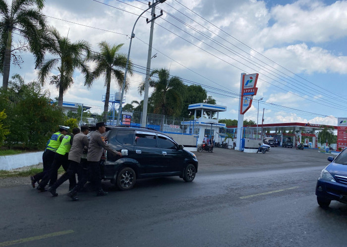 Polisi Bantu Dorong Mobil Pemudik Mogok, Kehabisan BBM di Jalan Raya Pantura Kapongan Situbondo