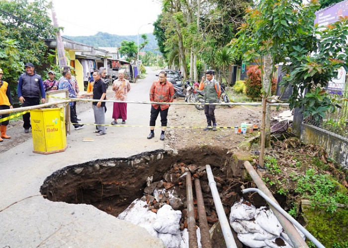 Libur Natal, Pj Wali Kota Batu Tinjau Lokasi Bencana Akibat Hujan Deras