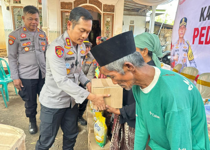 Desa Kedungrejo Terdampak Kekeringan, Kapolres Pasuruan Salurkan Air Bersih dan Bagi Sembako