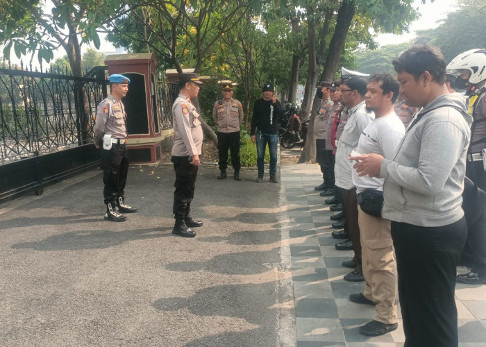 Polsek Gayungan Kawal Unjuk Rasa di Mapolda Jatim