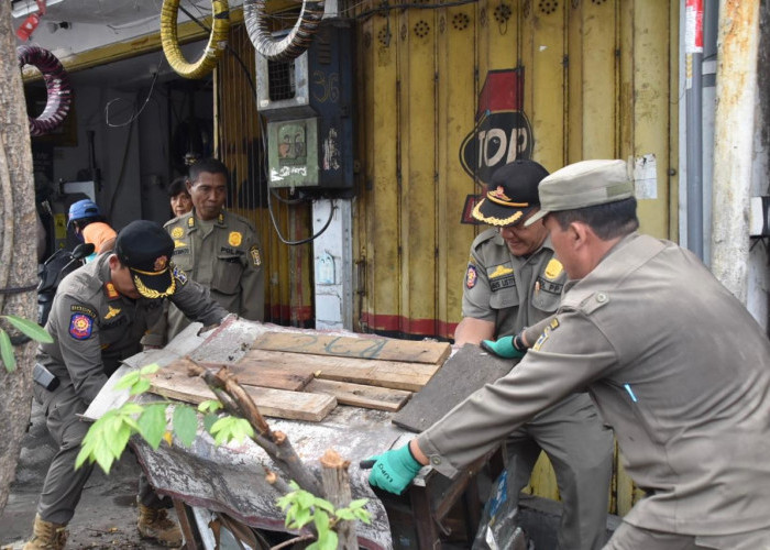 Satpol PP Surabaya Tertibkan PKL di Kenjeran dan Ngaglik