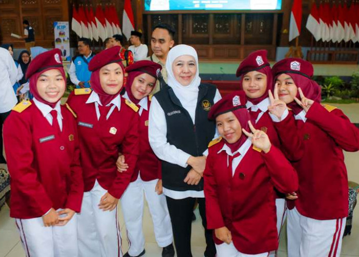 Khofifah Dukung Kebijakan Komdigi Batasi Medsos untuk Anak di Bawah 16 Tahun