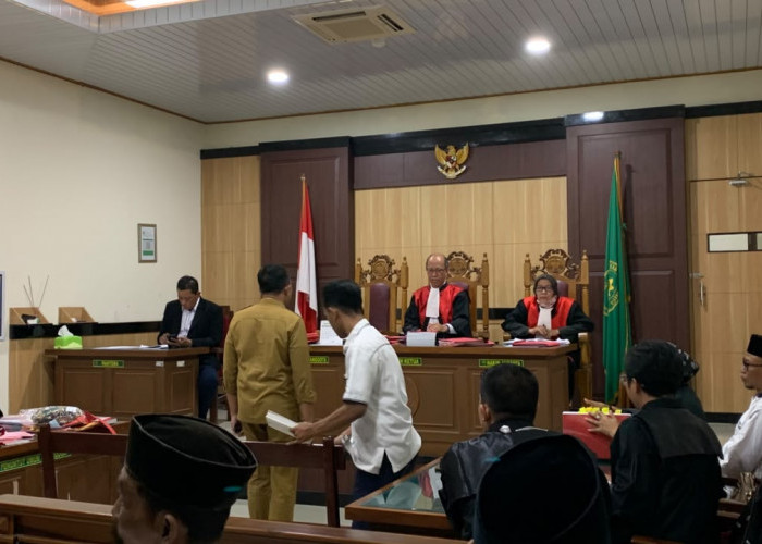 Sidang SK ASN Palsu Diwarnai Saling Sangkal di PN Gresik, Terdakwa Tuding AP Terima Upah