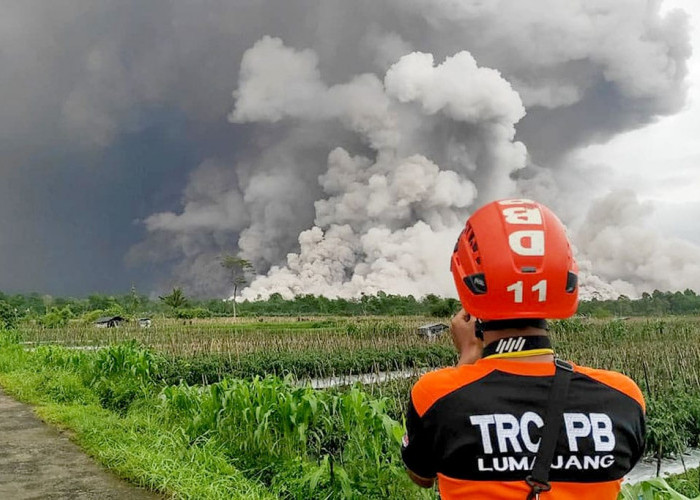 Meskipun Relatif Aman, Pemantauan Aktivitas Gunung  Semeru Berlanjut 24 Jam