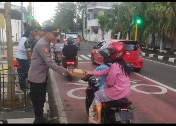 Kapolsek Bojonegoro Kota Bersama 3 Pilar Karangpacar Bagikan Takjil Gratis