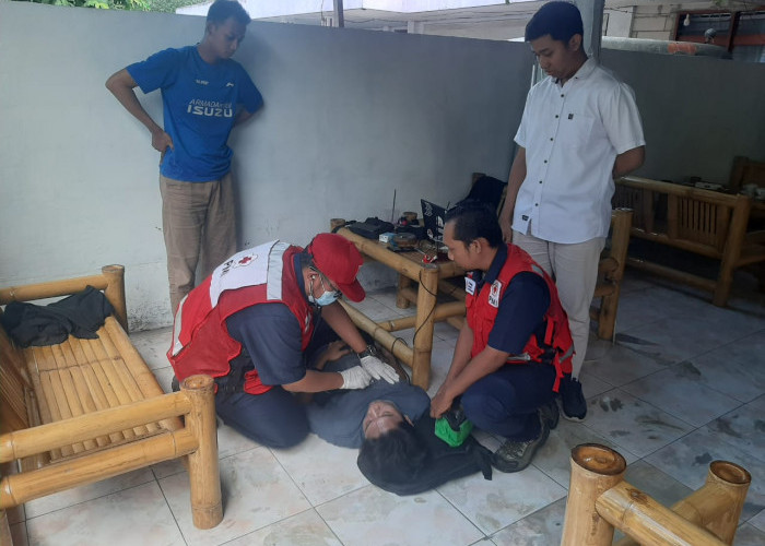 PMI Jember Evakuasi Mahasiswa Sesak Nafas di Warung, Korban Dinyatakan Meninggal di RS