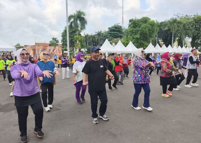 Guncang Balai Kota, Senam Dahlan Iskan Tuai Apresiasi Pengunjung 