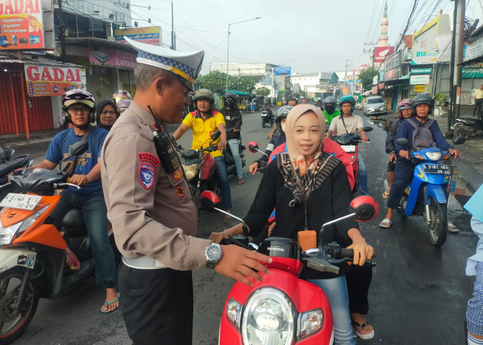 Operasi Zebra Semeru 2025, Polsek Krian Edukasi Pengendara Tanpa Helm