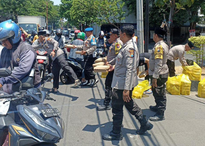 Polsek Simokerto Bagikan Nasi Kotak Kepada Masyarakat