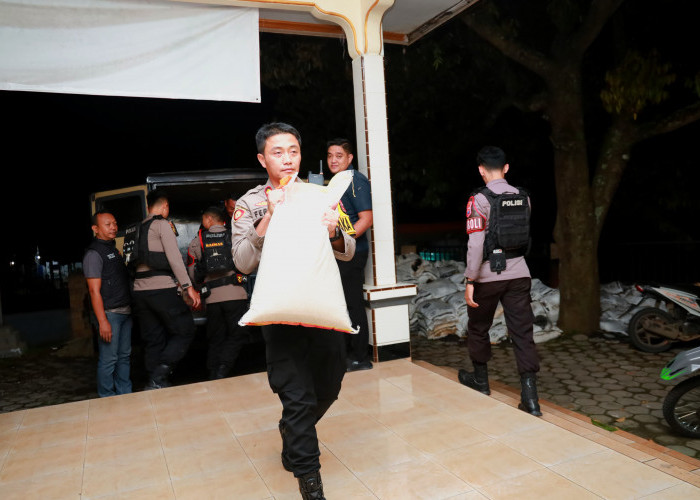 Wujud Kepedulian, Polres Jember Salurkan Bantuan Logistik bagi Korban Banjir Desa Pakis