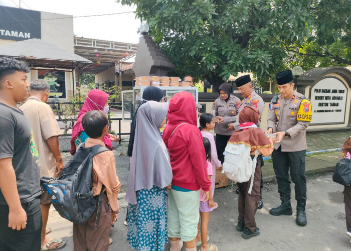 Polisi Sidoarjo Berbagi di Tengah Kesibukan Tugas